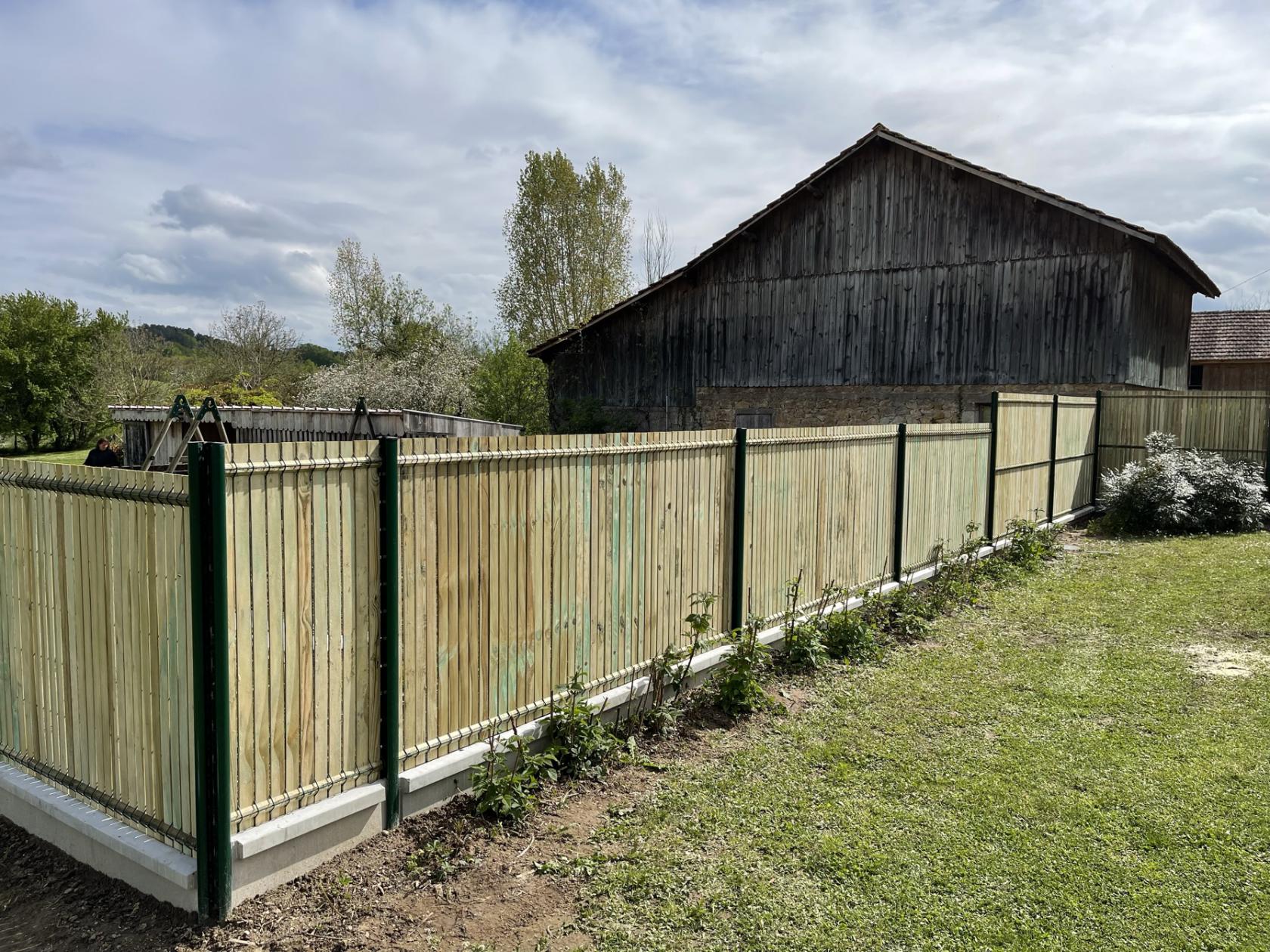 Recherche un artisan pour clôturer un terrain, une propriété avec différentes types de clôture