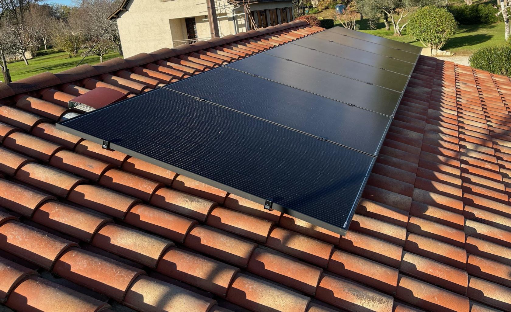 Bonne société pour poser des panneaux phtovoltaïques solaires sur toit